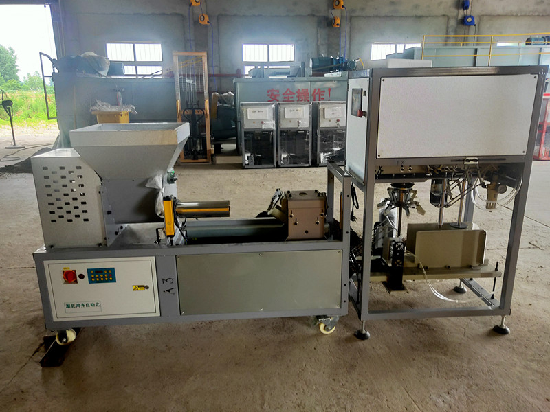 食用菌自动窝口机装窝一体机程控回旋装袋机平菇菌种袋插棒震动盘